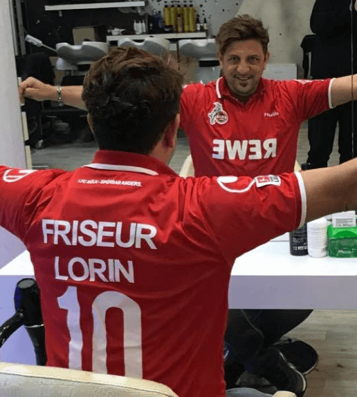 Friseur Lorin vor dem Spiegel